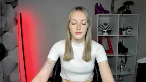 Snapshot of evelynblond chatting on February 13, 10:22 am evelynblond online show from February 13, 10:22 am