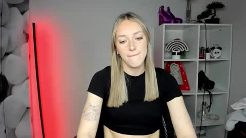 Snapshot of evelynblond chatting on February 16, 6:42 am evelynblond online show from February 16, 6:42 am