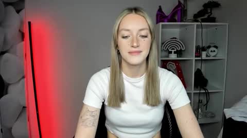 Snapshot of evelynblond chatting on February 17, 2:35 pm evelynblond online show from February 17, 2:35 pm