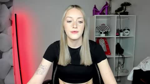 Snapshot of evelynblond chatting on February 18, 6:31 am evelynblond online show from February 18, 6:31 am