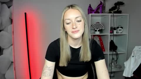 Snapshot of evelynblond chatting on February 18, 6:37 pm evelynblond online show from February 18, 6:37 pm