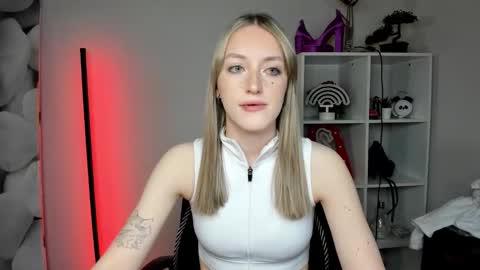 Snapshot of evelynblond chatting on February 20, 6:37 am evelynblond online show from February 20, 6:37 am