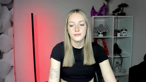 Snapshot of evelynblond chatting on February 23, 6:33 am evelynblond online show from February 23, 6:33 am