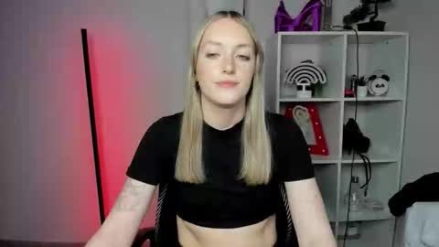 Snapshot of evelynblond chatting on March 2, 7:21 pm evelynblond online show from March 2, 7:21 pm