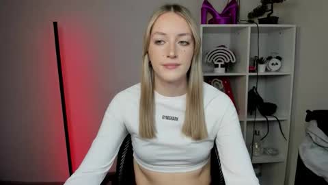 Snapshot of evelynblond chatting on March 5, 1:51 pm evelynblond online show from March 5, 1:51 pm