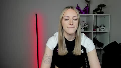 Snapshot of evelynblond chatting on March 9, 6:28 am evelynblond online show from March 9, 6:28 am