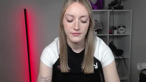 Snapshot of evelynblond chatting on March 11, 7:03 am evelynblond online show from March 11, 7:03 am