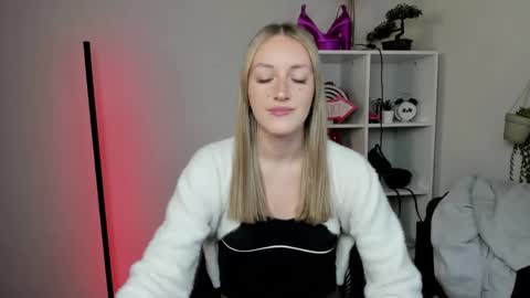 Snapshot of evelynblond chatting on March 12, 1:50 pm evelynblond online show from March 12, 1:50 pm