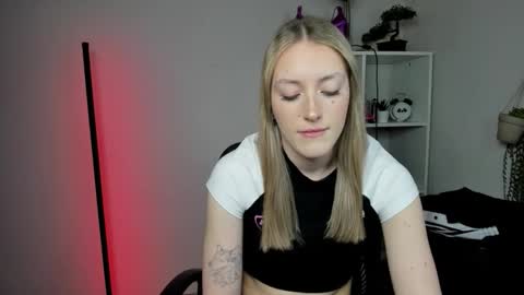 Snapshot of evelynblond chatting on March 13, 7:37 am evelynblond online show from March 13, 7:37 am