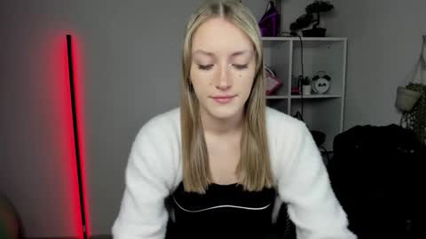 Snapshot of evelynblond chatting on March 16, 6:28 am evelynblond online show from March 16, 6:28 am