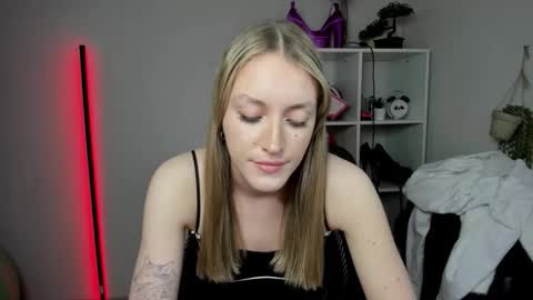 Snapshot of evelynblond chatting on March 16, 6:34 pm evelynblond online show from March 16, 6:34 pm