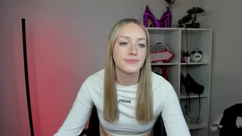 Snapshot of evelynblond chatting on March 18, 6:33 pm evelynblond online show from March 18, 6:33 pm