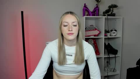 Snapshot of evelynblond chatting on March 19, 6:50 am evelynblond online show from March 19, 6:50 am