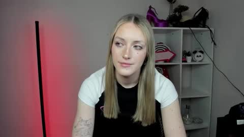 Snapshot of evelynblond chatting on March 19, 6:56 pm evelynblond online show from March 19, 6:56 pm