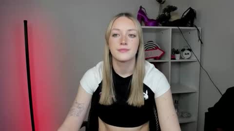 Snapshot of evelynblond chatting on March 24, 1:38 pm evelynblond online show from March 24, 1:38 pm