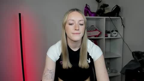 Snapshot of evelynblond chatting on March 25, 1:39 pm evelynblond online show from March 25, 1:39 pm