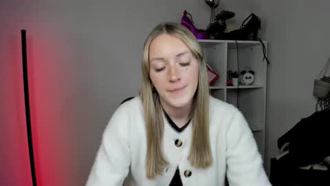 Snapshot of evelynblond chatting on March 26, 6:35 pm evelynblond online show from March 26, 6:35 pm