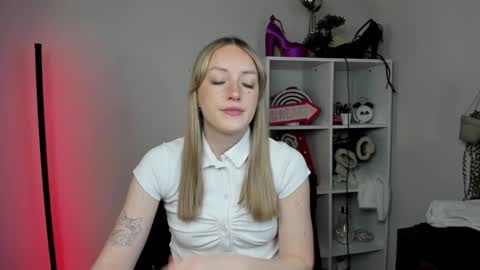 Snapshot of evelynblond chatting on March 27, 10:15 am evelynblond online show from March 27, 10:15 am