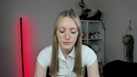 Snapshot of evelynblond chatting on March 31, 12:38 pm evelynblond online show from March 31, 12:38 pm