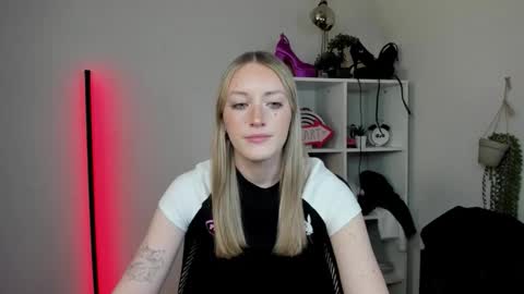 Snapshot of evelynblond chatting on April 1, 12:39 pm evelynblond online show from April 1, 12:39 pm