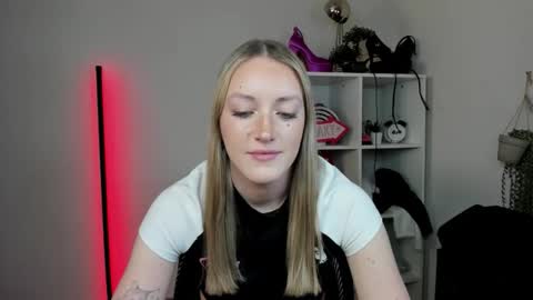Snapshot of evelynblond chatting on April 1, 1:41 pm evelynblond online show from April 1, 1:41 pm