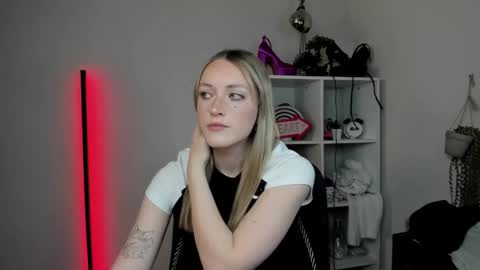 Snapshot of evelynblond chatting on April 2, 12:36 pm evelynblond online show from April 2, 12:36 pm
