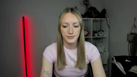 Snapshot of evelynblond chatting on April 3, 12:36 pm evelynblond online show from April 3, 12:36 pm