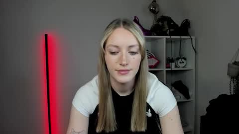 Snapshot of evelynblond chatting on April 7, 12:27 pm evelynblond online show from April 7, 12:27 pm
