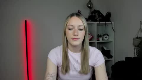 Snapshot of evelynblond chatting on April 8, 12:27 pm evelynblond online show from April 8, 12:27 pm