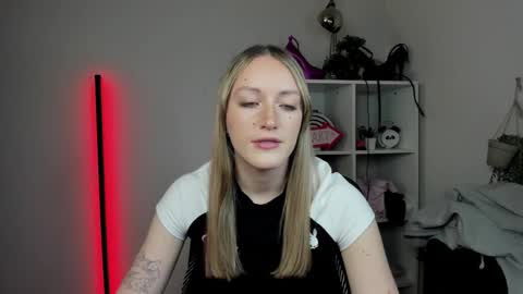 Snapshot of evelynblond chatting on April 9, 12:32 pm evelynblond online show from April 9, 12:32 pm