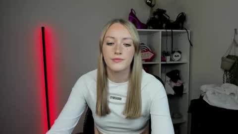Snapshot of evelynblond chatting on April 10, 12:43 pm evelynblond online show from April 10, 12:43 pm