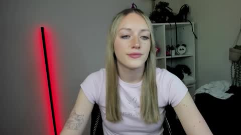 Snapshot of evelynblond chatting on April 13, 12:32 pm evelynblond online show from April 13, 12:32 pm