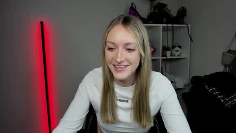 Snapshot of evelynblond chatting on April 14, 3:18 pm evelynblond online show from April 14, 3:18 pm