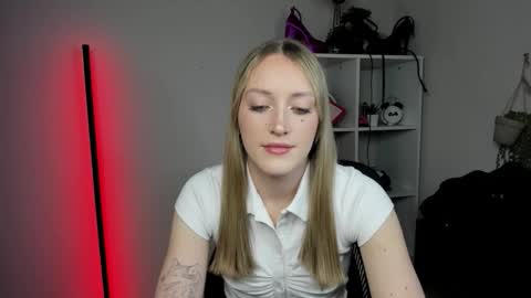 Snapshot of evelynblond chatting on April 15, 12:34 pm evelynblond online show from April 15, 12:34 pm