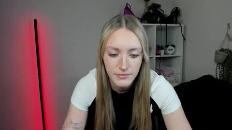 Snapshot of evelynblond chatting on April 16, 12:39 pm evelynblond online show from April 16, 12:39 pm