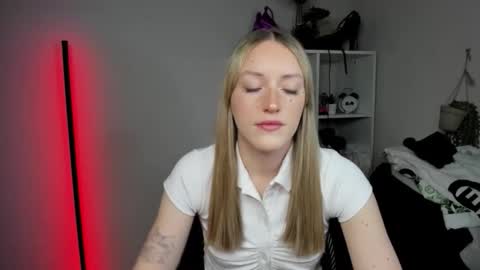 Snapshot of evelynblond chatting on April 17, 5:54 am evelynblond online show from April 17, 5:54 am