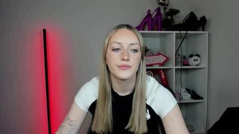 Snapshot of evelynblond chatting on April 21, 12:22 pm evelynblond online show from April 21, 12:22 pm