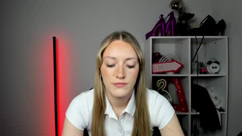 Snapshot of evelynblond chatting on April 23, 12:29 pm evelynblond online show from April 23, 12:29 pm