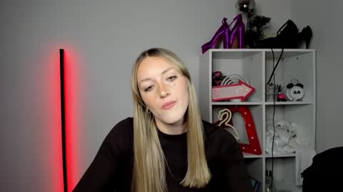 Snapshot of evelynblond chatting on April 29, 5:30 pm evelynblond online show from April 29, 5:30 pm