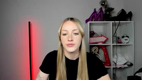 Snapshot of evelynblond chatting on May 4, 12:23 pm evelynblond online show from May 4, 12:23 pm