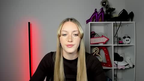 Snapshot of evelynblond chatting on May 5, 12:24 pm evelynblond online show from May 5, 12:24 pm