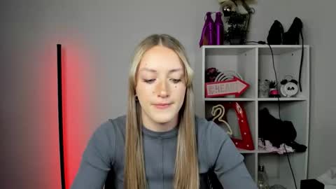 Snapshot of evelynblond chatting on May 11, 12:33 pm evelynblond online show from May 11, 12:33 pm