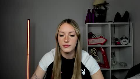 Snapshot of evelynblond chatting on May 13, 12:57 pm evelynblond online show from May 13, 12:57 pm