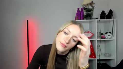 Snapshot of evelynblond chatting on May 14, 12:45 pm evelynblond online show from May 14, 12:45 pm