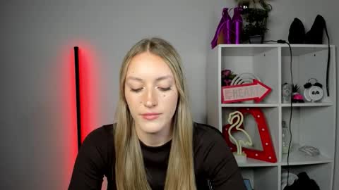 Snapshot of evelynblond chatting on May 19, 12:44 pm evelynblond online show from May 19, 12:44 pm