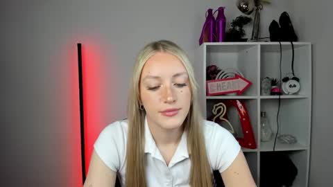 Snapshot of evelynblond chatting on May 25, 12:33 pm evelynblond online show from May 25, 12:33 pm