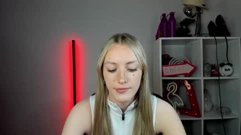 Snapshot of evelynblond chatting on May 26, 12:34 pm evelynblond online show from May 26, 12:34 pm