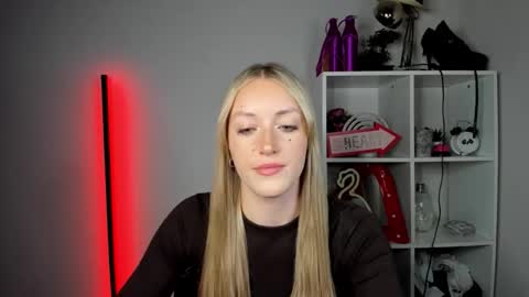 Snapshot of evelynblond chatting on May 29, 1:42 pm evelynblond online show from May 29, 1:42 pm