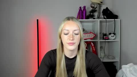 Snapshot of evelynblond chatting on June 2, 12:40 pm evelynblond online show from June 2, 12:40 pm
