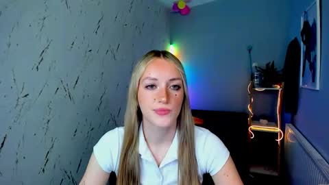 Snapshot of evelynblond chatting on June 3, 10:51 am evelynblond online show from June 3, 10:51 am